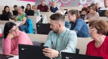 Seniori z východného Slovenska sa učia práci s počítačom