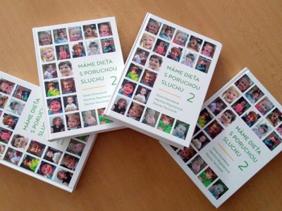 Stiahnite si unikátnu knihu, ktorá pomáha rodičom vychovávať dieťa s poruchou sluchu