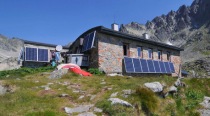 Tatranské chaty vyrábajú elektrinu zo slnka a vody, vďaka Slovenským elektrárňam