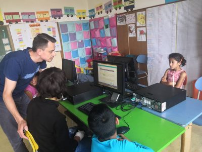 Vďaka programu Skills to Succeed 2019 rozvíjajú digitálne zručnosti u detí z marginalizovaných rómskych komunít