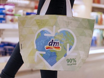 dm nahrádza jednorazové plastové tašky novou ekologickou viacúčelovou taškou Durabag