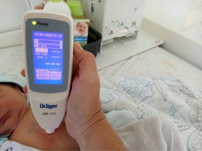 Nadácia COOP Jednota darovala nemocnici prístroj na rýchlu detekciu žltačky u novorodencov