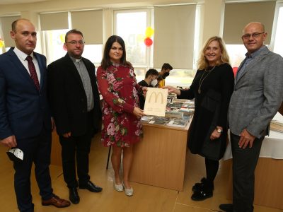 Študenti z Prešova sa tešia z novej anglickej knižnice od spoločnosti McDonald’s