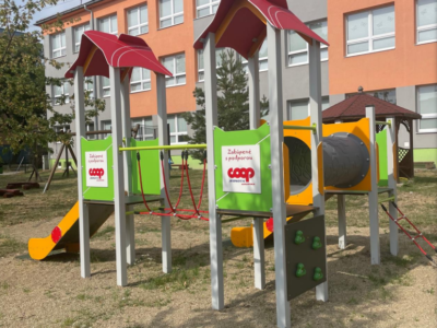 COOP Jednota Krupina darovala školákom v Krupine nové ihrisko