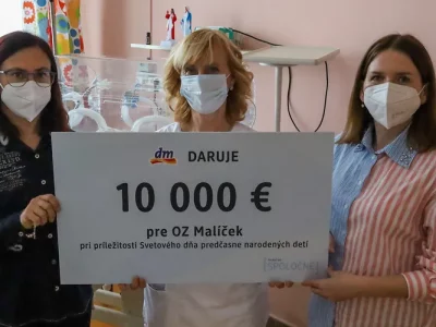 Tovar značiek dm v hodnote 10 000 eur poputuje do perinatologických centier