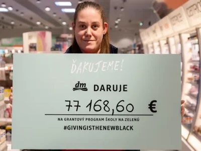 dm dobročinnou alternatívou k Black Friday podporí zelenú energiu na školách